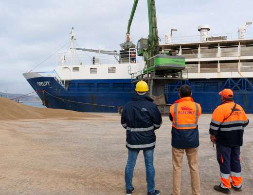 Operarios en puerto descargando maquinaria
