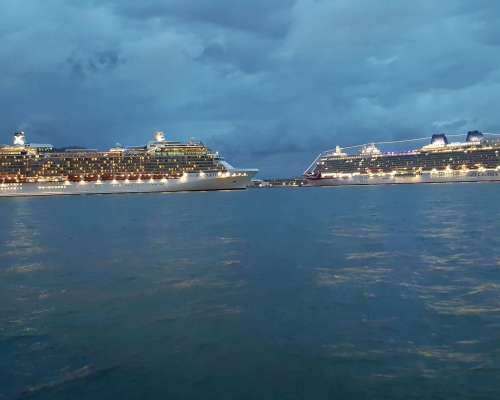Crucero de noche en puerto