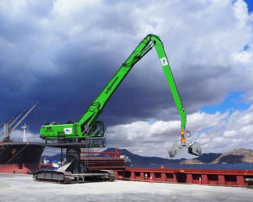 Maquinaria pesada descargando contenedores en Puerto